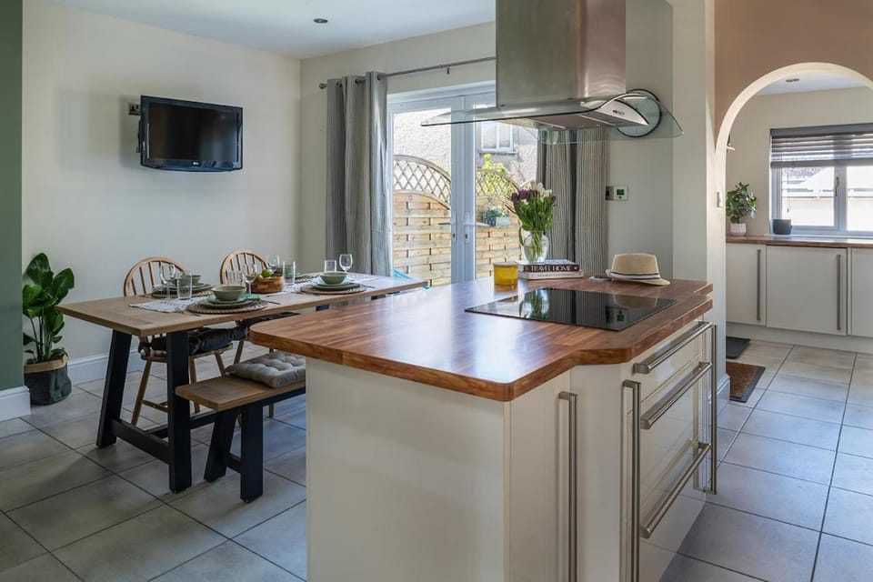 Modern 3 bedroom house Llanrwst less than a 5 minute drive from Zip World Forest House in Bro Garmon