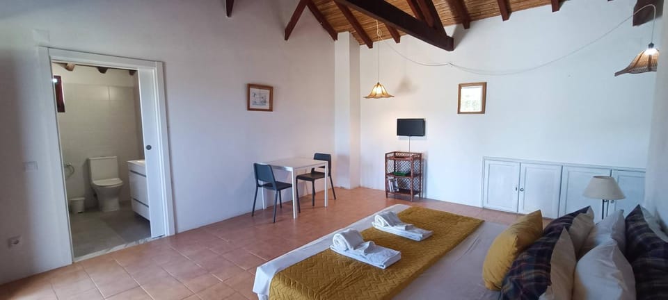 Large Traditional Studio with Balcony & Pool Access - Casa 6 Villa in Guia