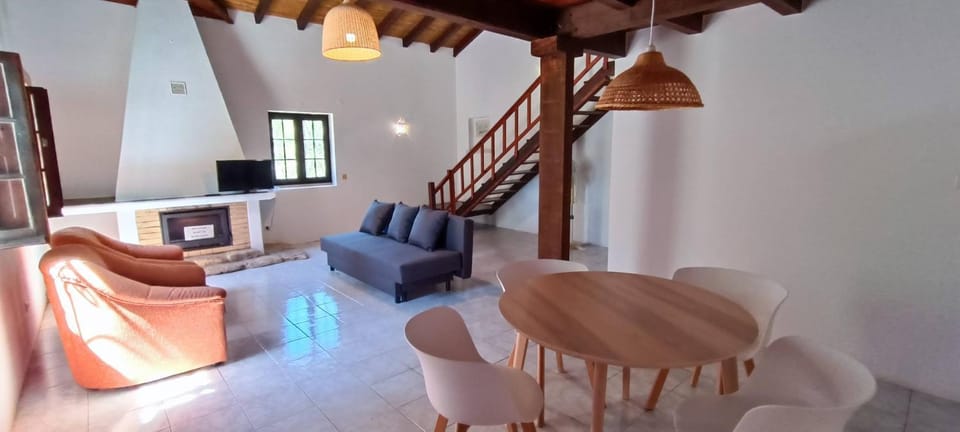 Rustic Countryside Loft with Private Balcony - Casa 8 Villa in Guia