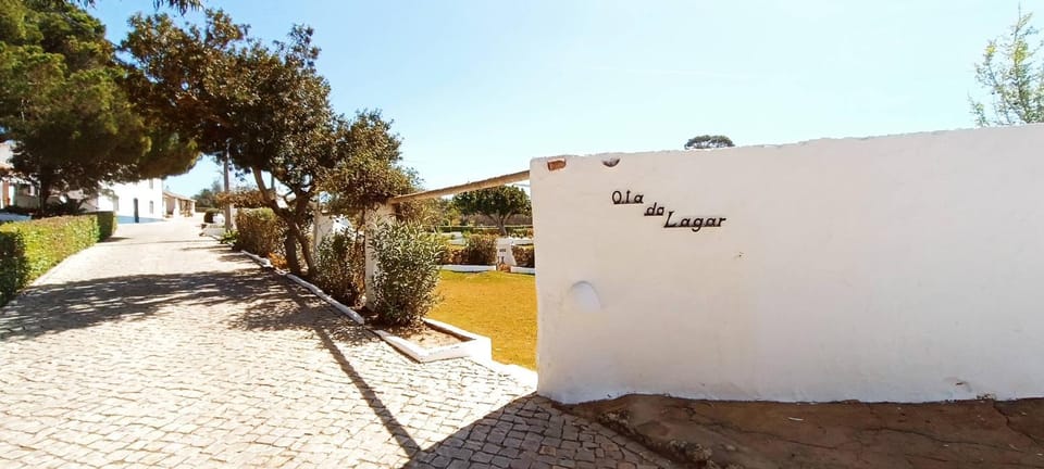 Cozy Traditional Small Cottage with Balcony - Casa 9 Villa in Guia
