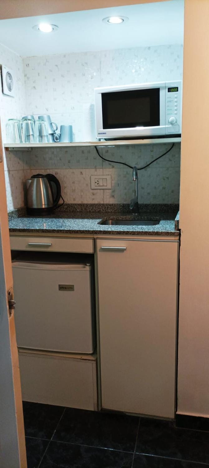 Kitchen or kitchenette, minibar