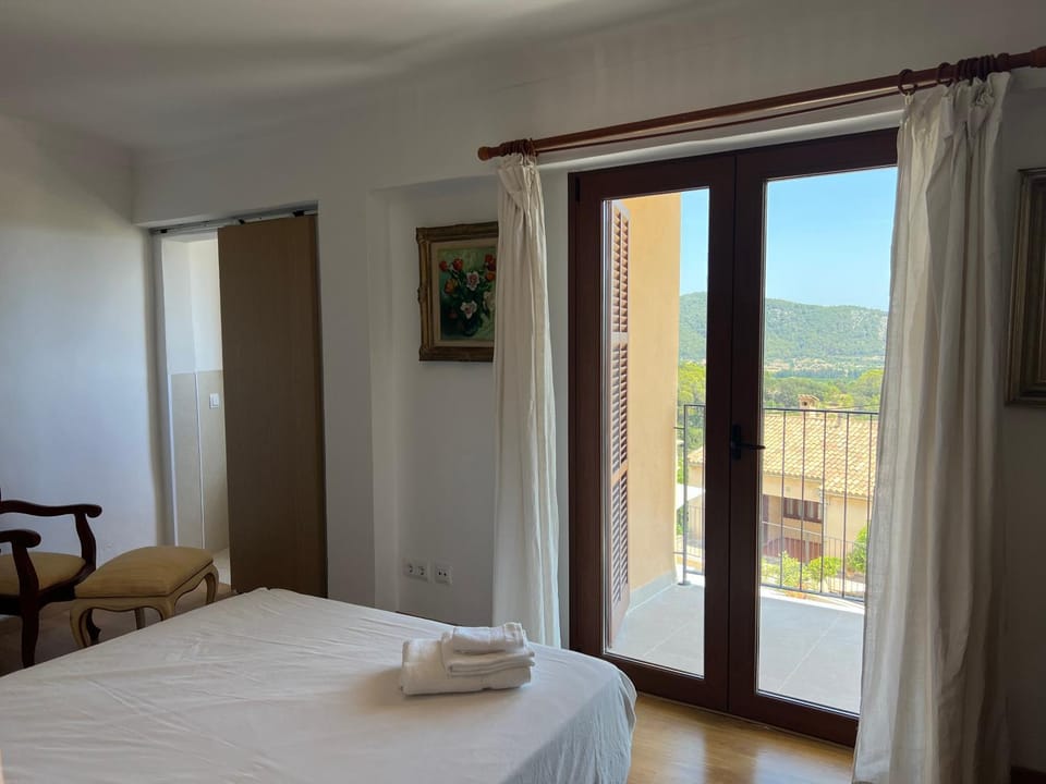 Bed, View (from property/room), Photo of the whole room, Bedroom