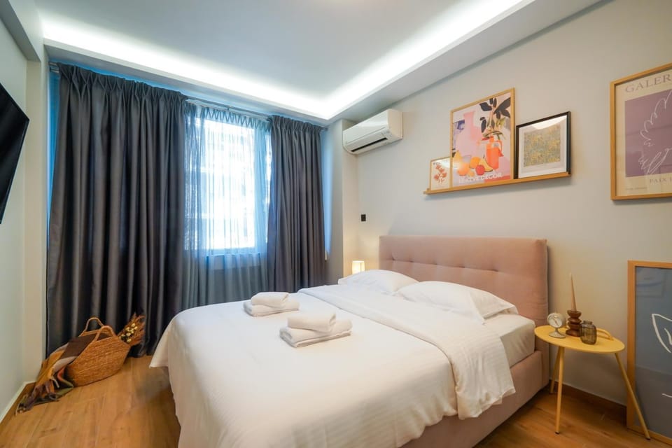 Bed, Bedroom, towels, air conditioner