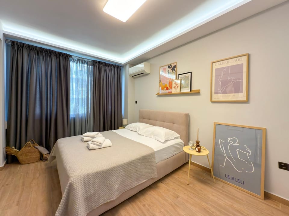 Bed, Bedroom, towels, air conditioner
