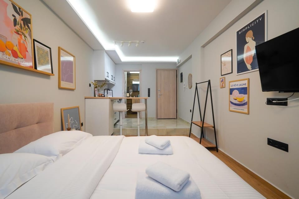 Bed, TV and multimedia, Photo of the whole room, Bedroom