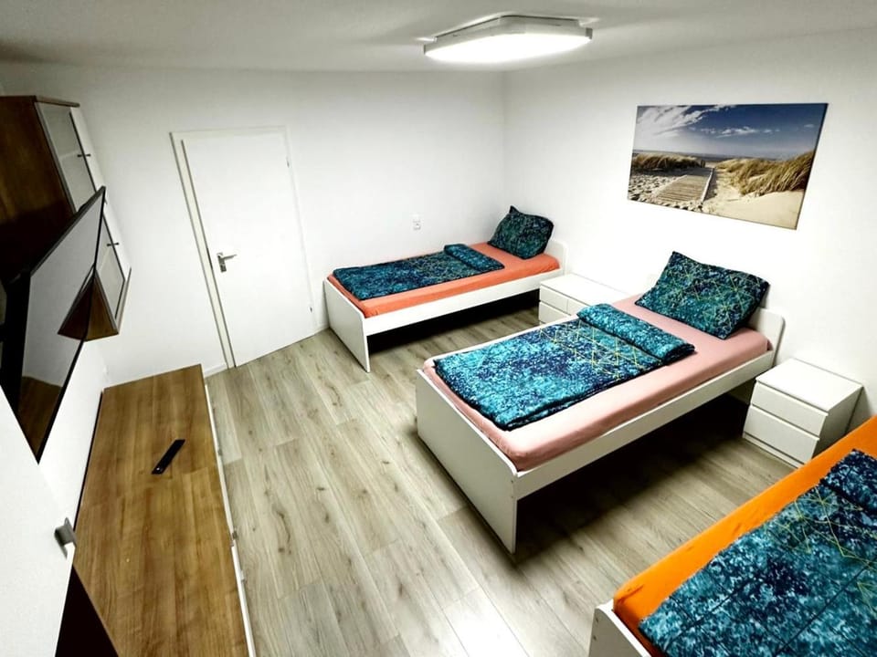 Bed, TV and multimedia, Bedroom