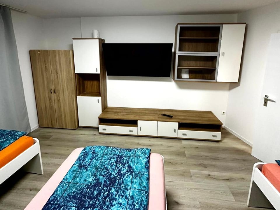 Bed, TV and multimedia, Bedroom, wardrobe