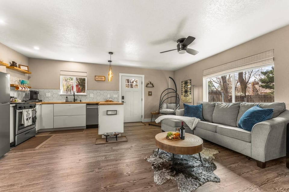 LUX Guest Suite Near Amazing Hiking Trails House in Colorado Springs