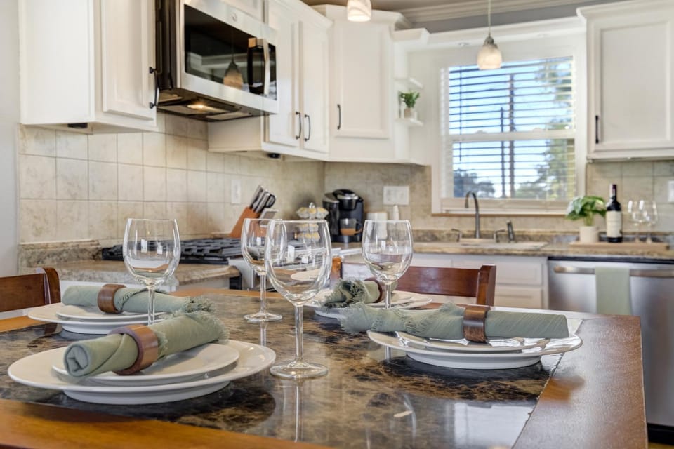 Charming 2BR Retreat - Pet Friendly! House in Colorado Springs