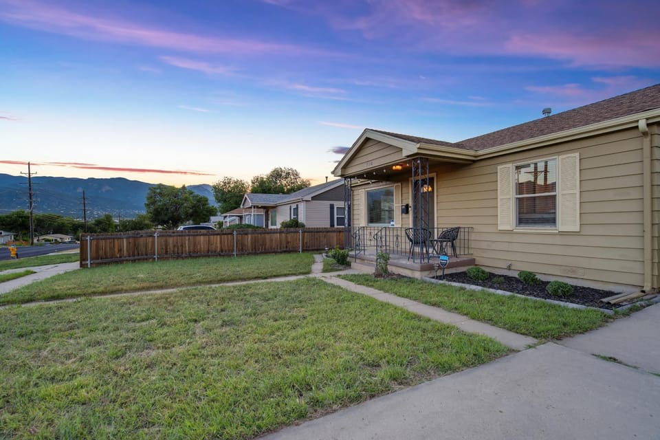 Charming 2BR Retreat - Pet Friendly! House in Colorado Springs