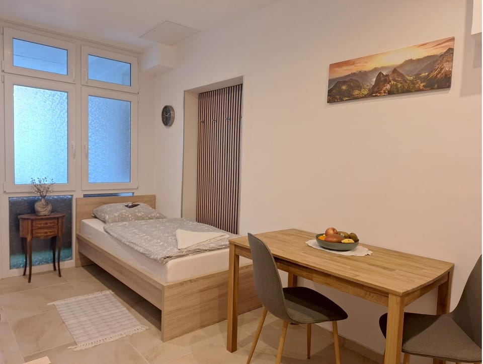 Bed, Photo of the whole room, Dining area