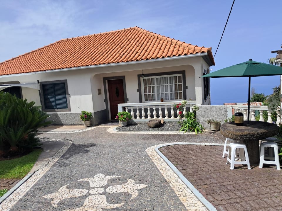 Property building, Patio, Day, Balcony/Terrace
