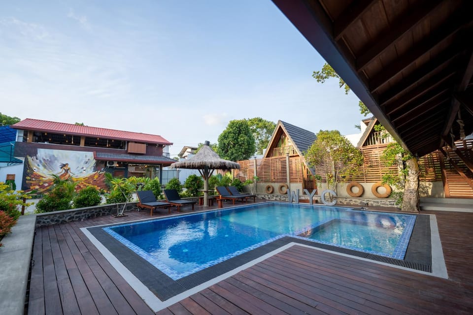 Property building, Day, Swimming pool