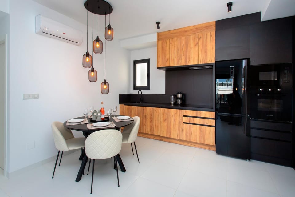 Kitchen or kitchenette, Dining area, oven, stove