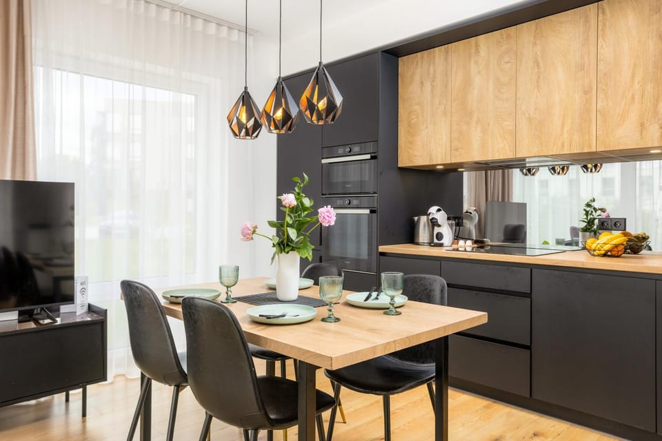 Coffee/tea facilities, Kitchen or kitchenette, Dining area, microwave, oven, stove, kitchen