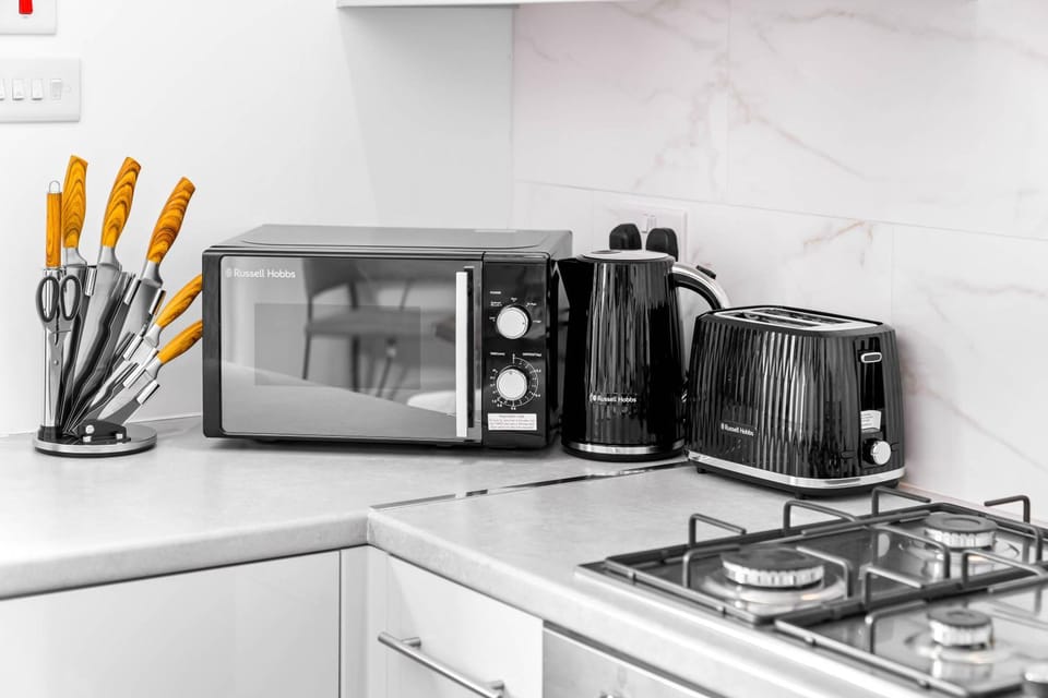 Comfortable 2 Bed Apt, Sleeps 8, Parking, Great for Contractors, Families and Leisure Stays, West Midlands, near Birmingham, Edenwood Residence Apartment in Wychavon District