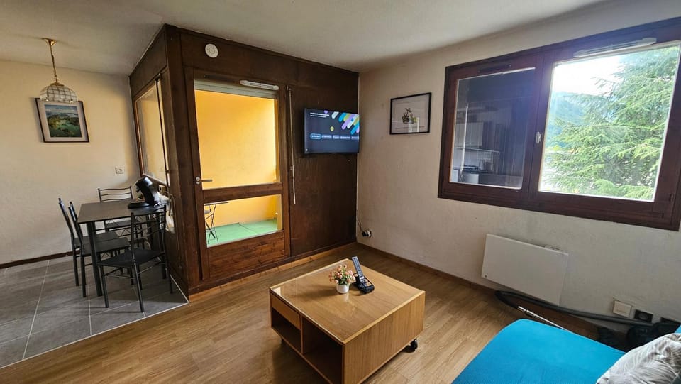 Communal lounge/ TV room, TV and multimedia, Living room, Seating area, Dining area, Evening entertainment