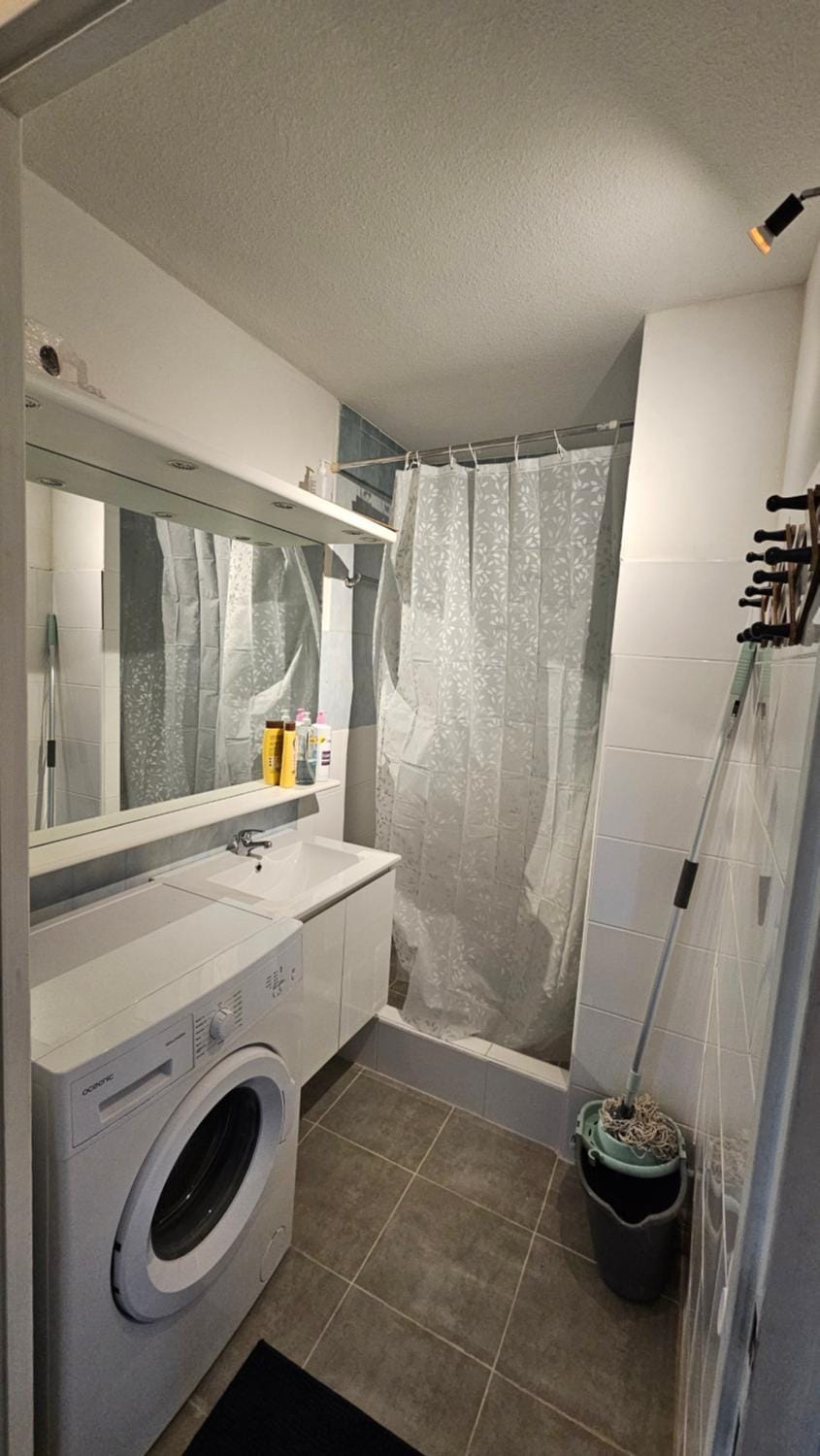 Shower, Bathroom, towels, washing machine