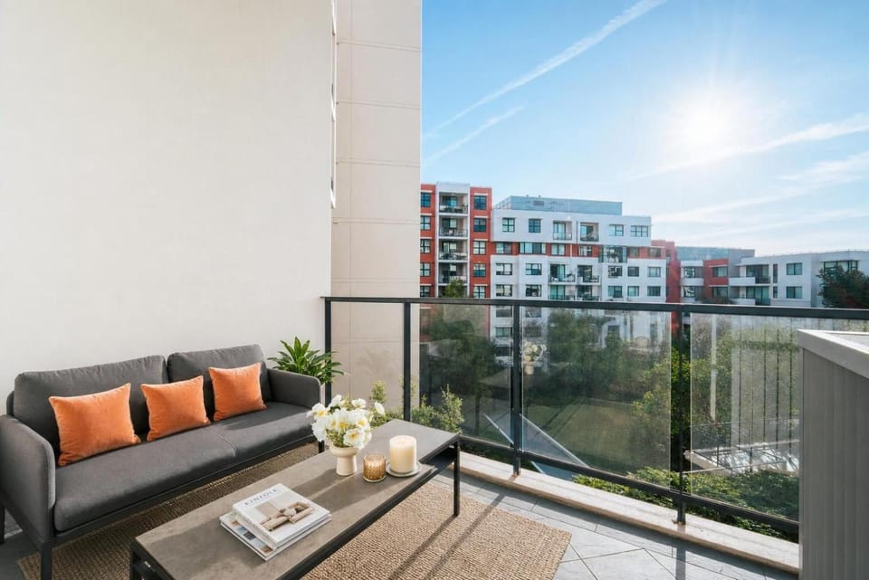 Property building, Spring, Day, View (from property/room), Balcony/Terrace, Balcony/Terrace, Seating area, Sunrise, Sunset, sunbed