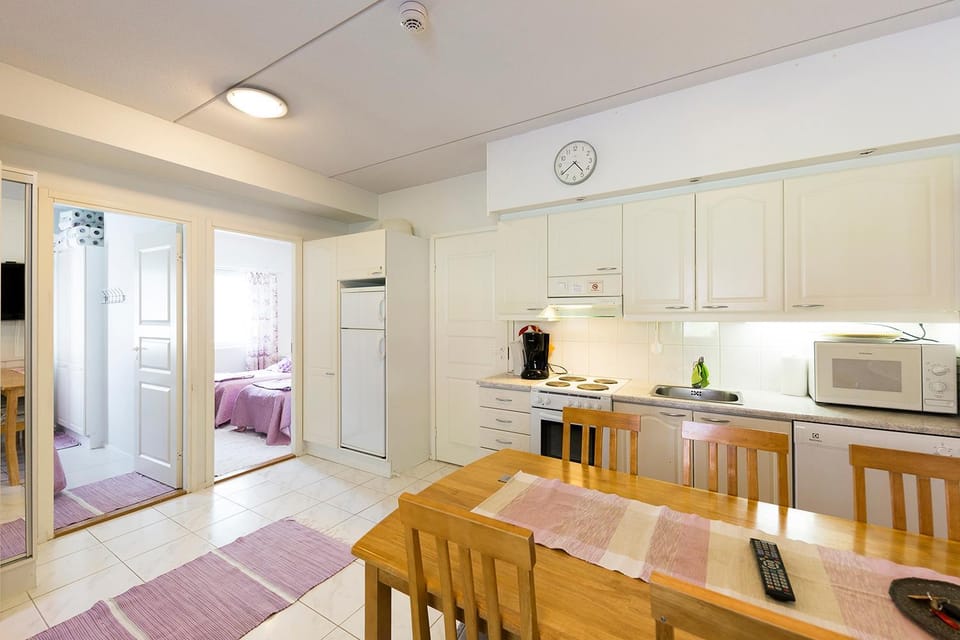 Photo of the whole room, Dining area