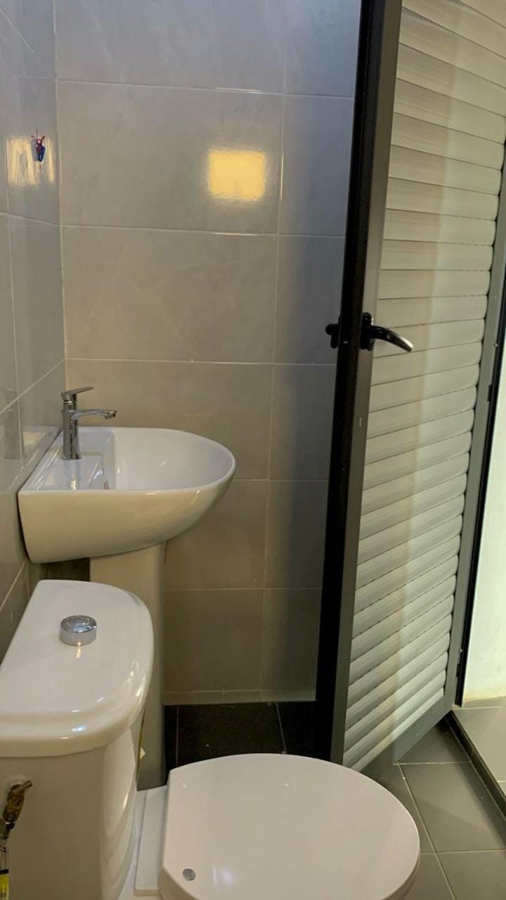 Shower, Toilet