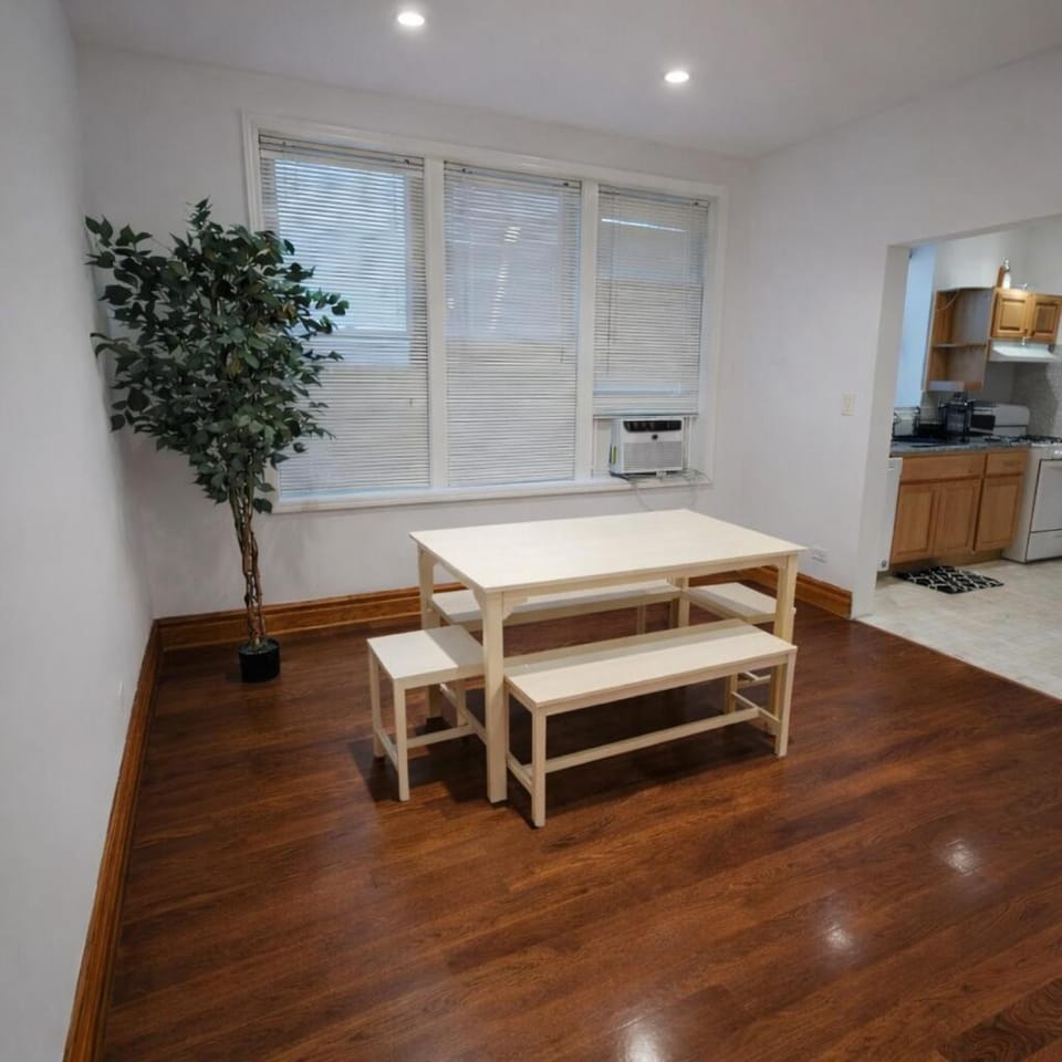 Spacious Comfy 2BR Near HighwayTrain Station Apartment in Oak Park