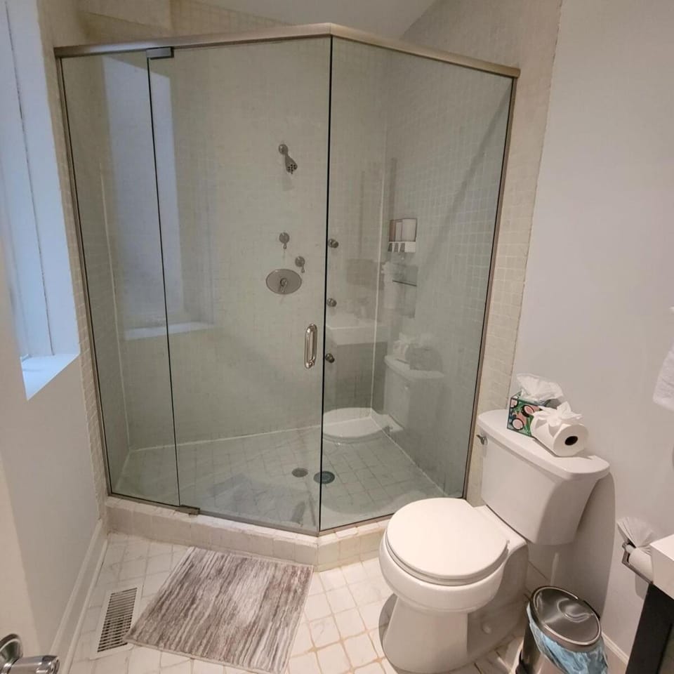 Spacious Comfy 2BR Near HighwayTrain Station Apartment in Oak Park