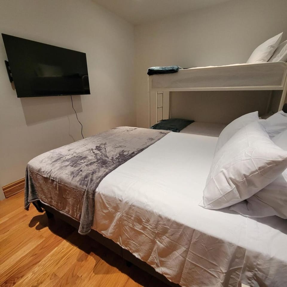 Spacious Comfy 2BR Near HighwayTrain Station Apartment in Oak Park