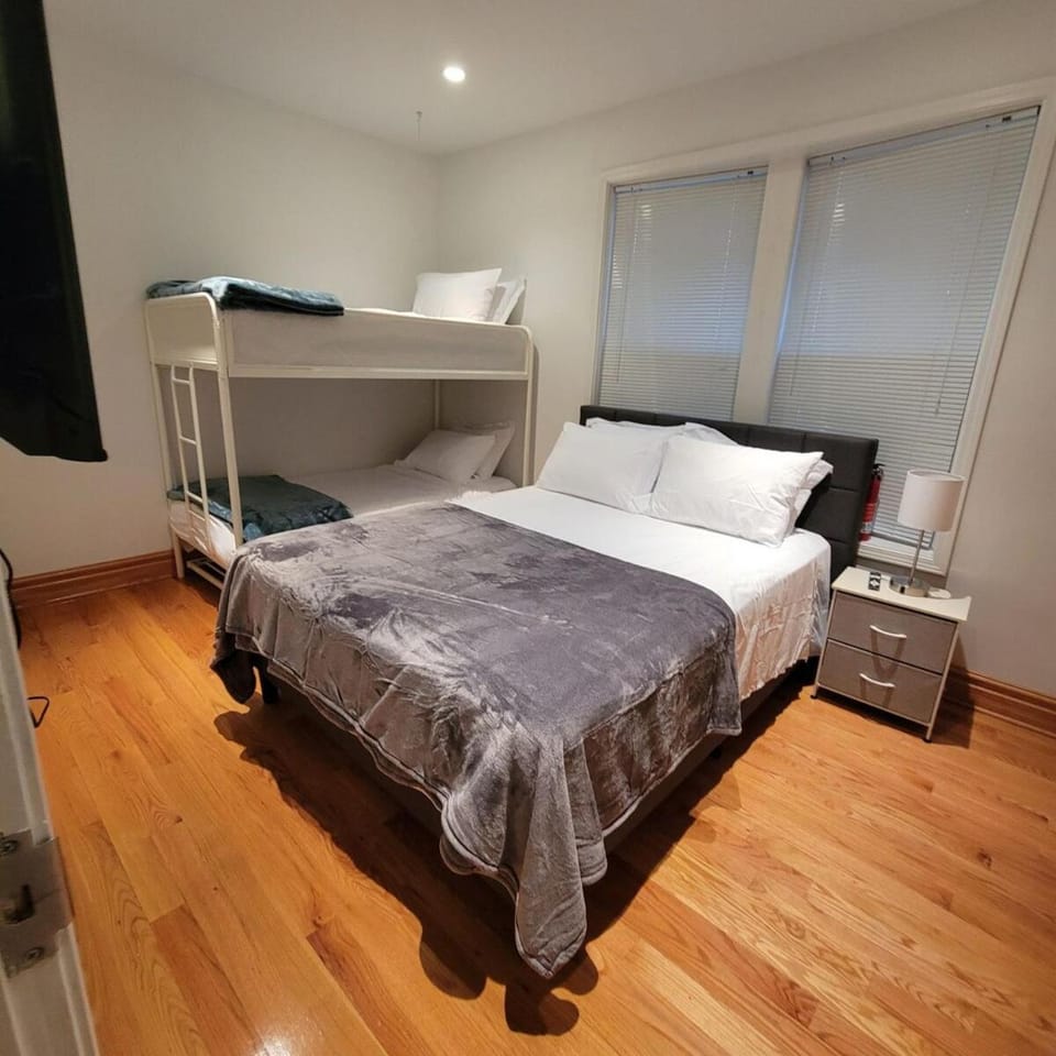 Spacious Comfy 2BR Near HighwayTrain Station Apartment in Oak Park