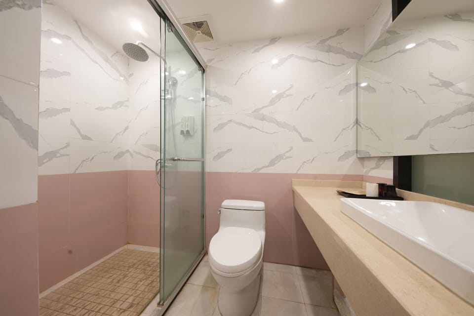 Shower, Toilet