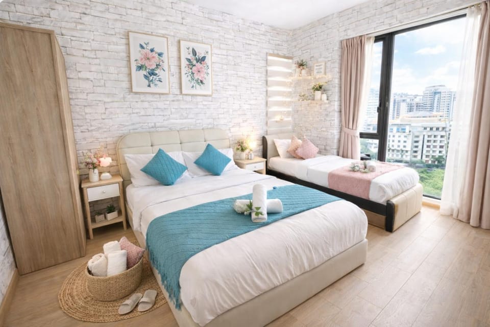 Bed, Photo of the whole room, Bedroom, towels