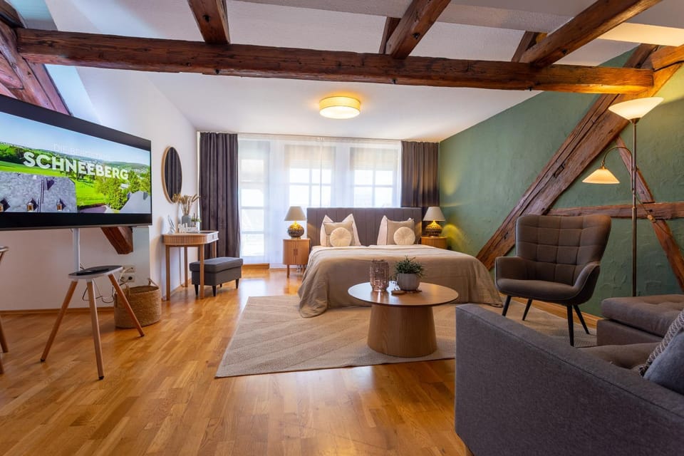 TV and multimedia, Living room, Seating area, Bedroom