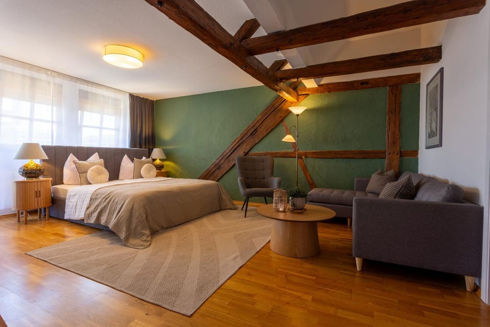 Bed, Living room, Photo of the whole room, Seating area, Bedroom
