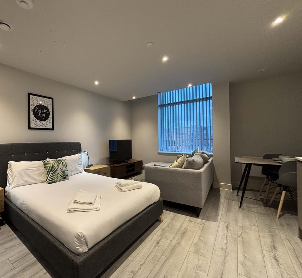 Bed, TV and multimedia, Living room, Seating area, Bedroom