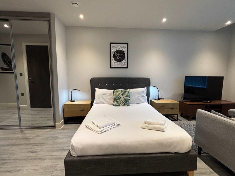 Bed, TV and multimedia, wardrobe