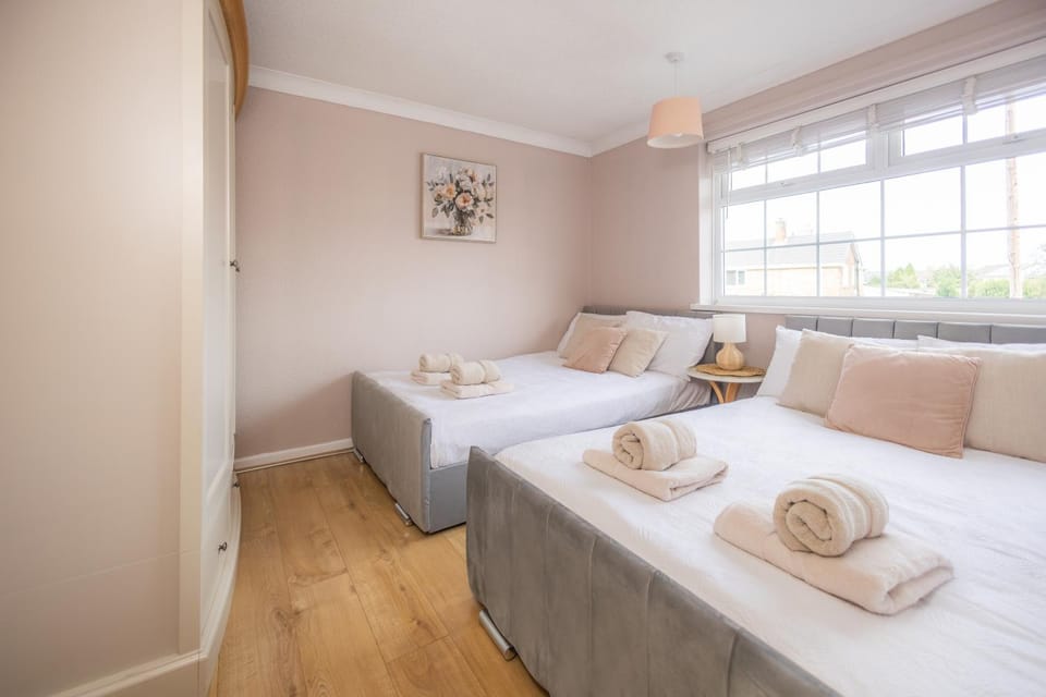 Bed, Photo of the whole room, Bedroom, towels