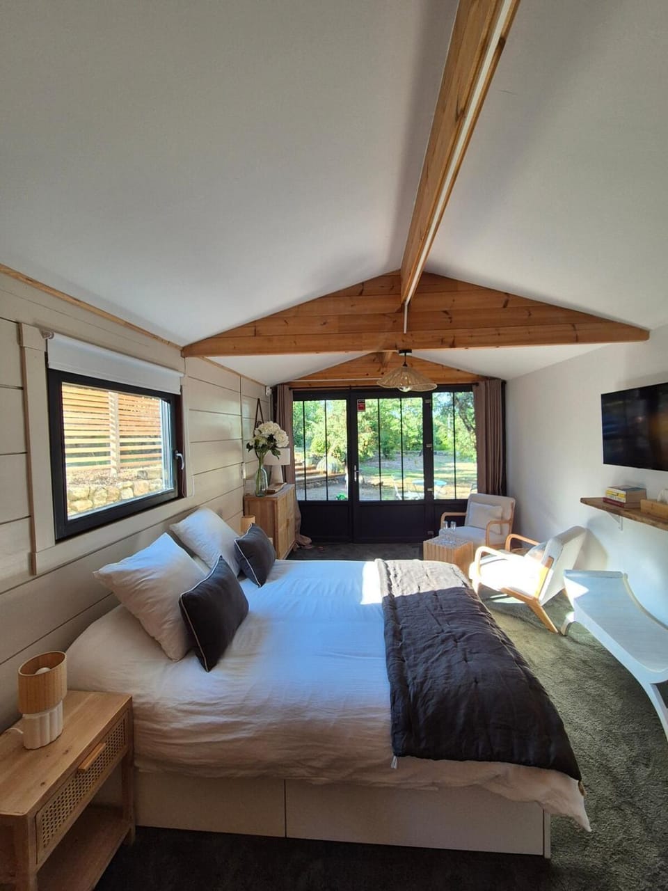 Bed, TV and multimedia, Living room, Photo of the whole room, Bedroom, towels