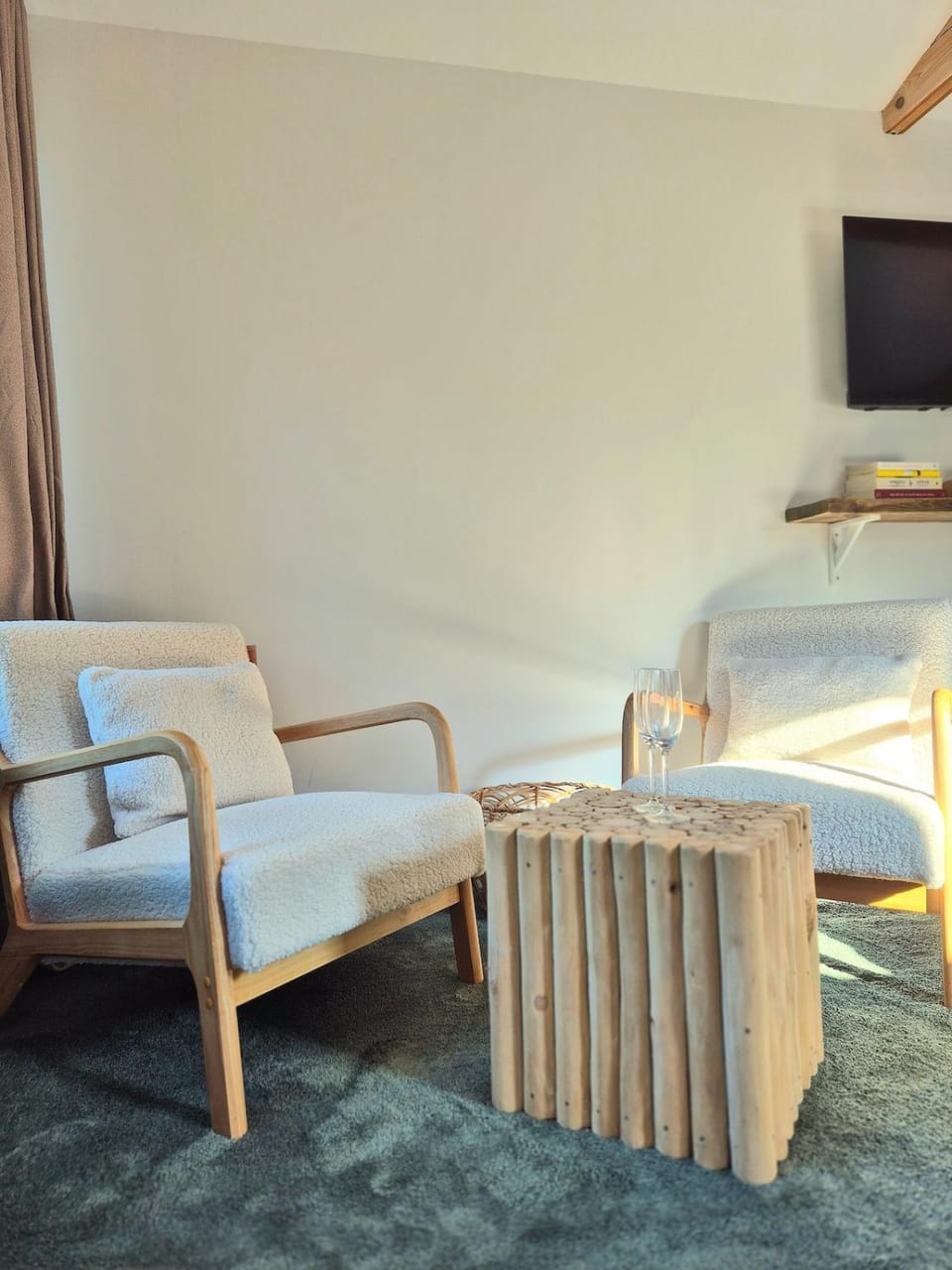Suite privée indépendante en bois- Sud Ardèche Chalet in Auvergne-Rhône-Alpes