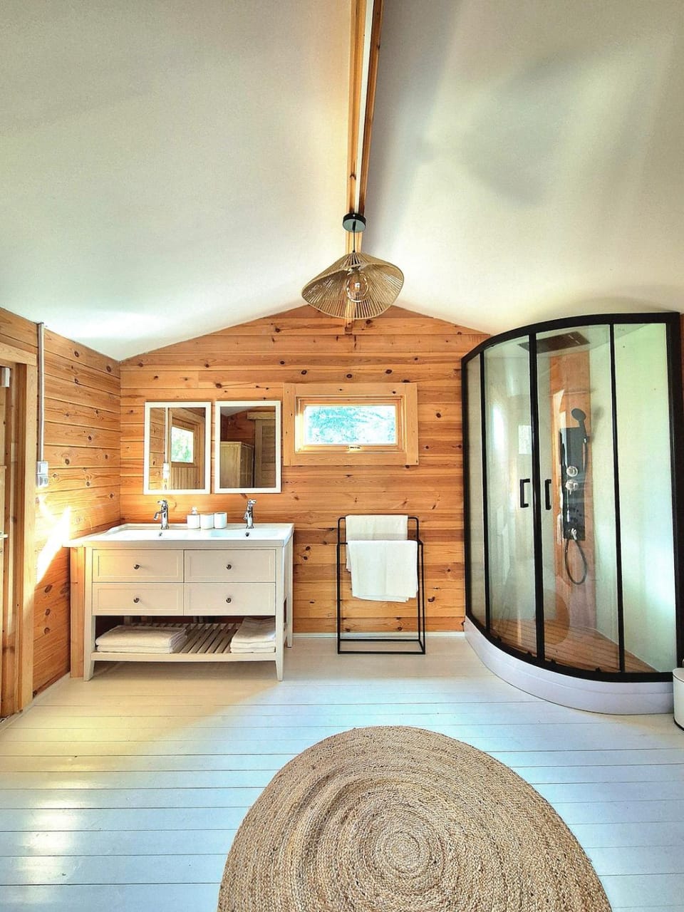 Suite privée indépendante en bois- Sud Ardèche Chalet in Auvergne-Rhône-Alpes