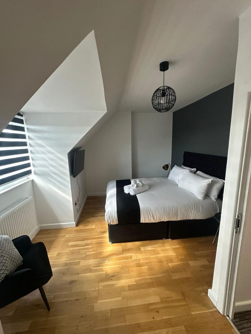 Bed, TV and multimedia, Photo of the whole room, Bedroom