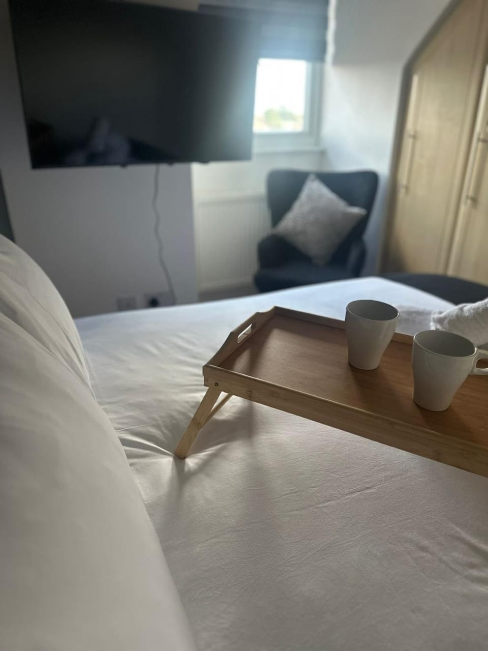 Bed, TV and multimedia, Bedroom, towels
