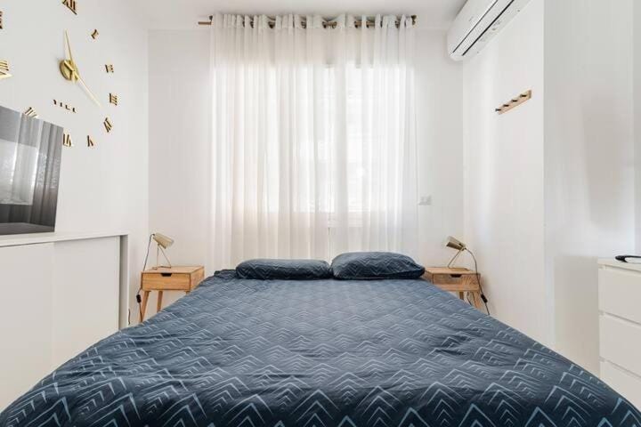 Bed, TV and multimedia, Photo of the whole room, Bedroom