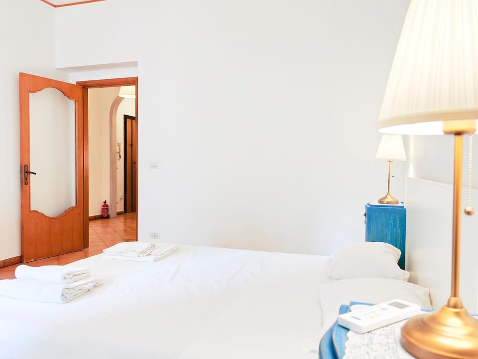 Bed, Bedroom, towels