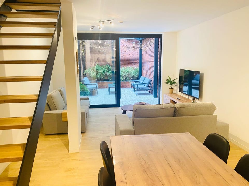 Patio, TV and multimedia, Living room, Seating area, Dining area