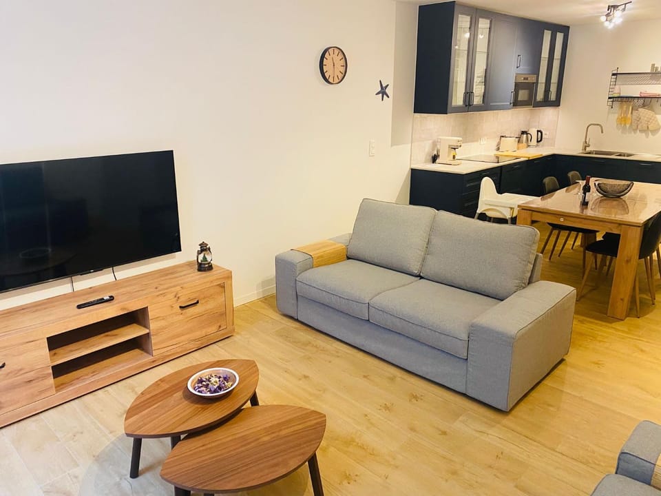 TV and multimedia, Living room, Seating area, Dining area, dishwasher, stove, kitchen