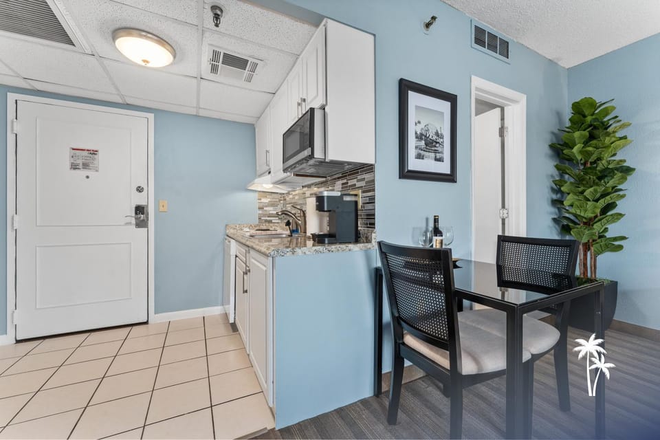 Coffee/tea facilities, Kitchen or kitchenette, Decorative detail, Dining area, microwave