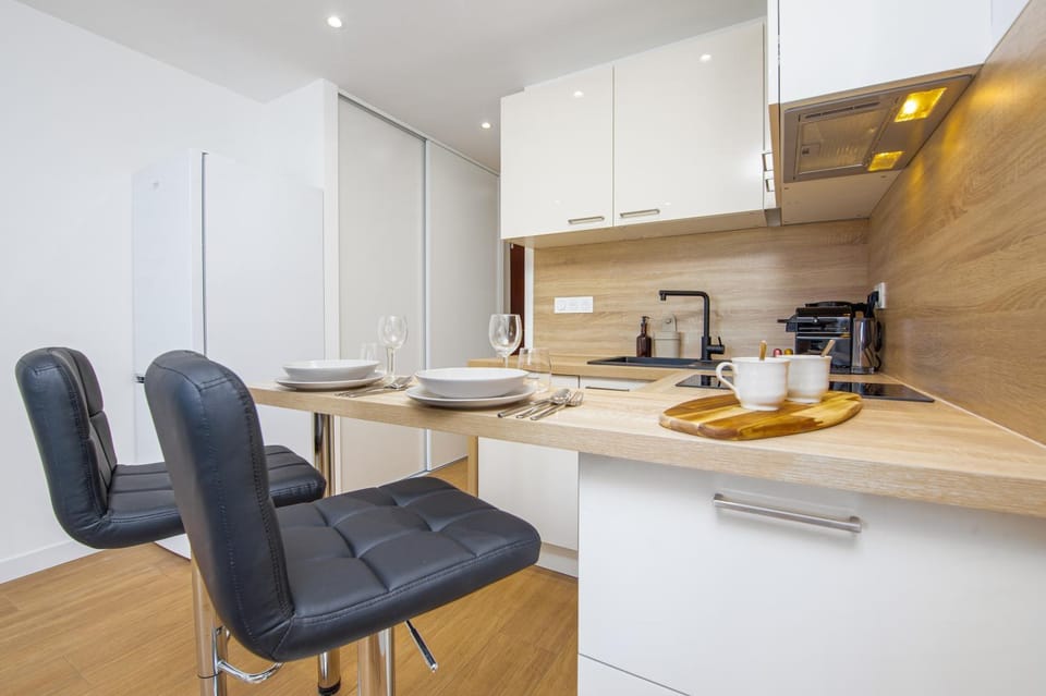 Coffee/tea facilities, Kitchen or kitchenette, Living room, Dining area, stove