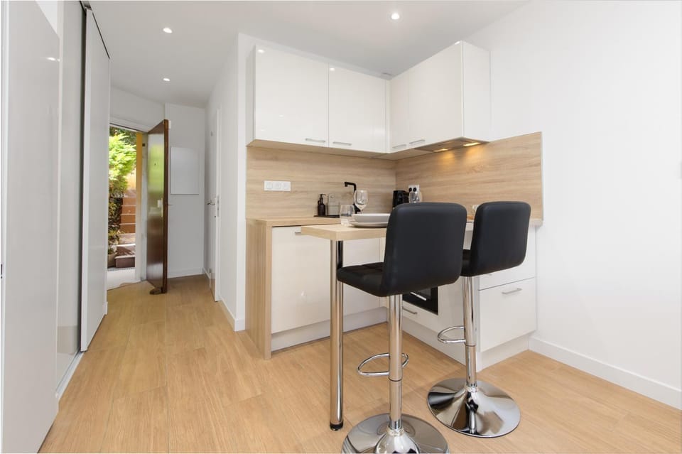 Kitchen or kitchenette, Dining area, minibar