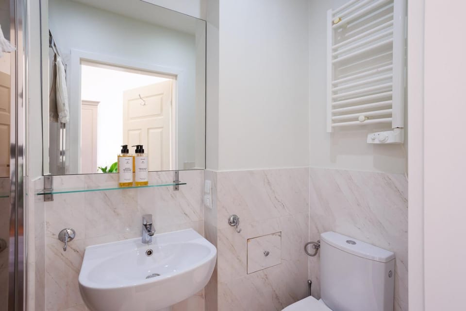 Shower, Toilet, Bathroom, towels