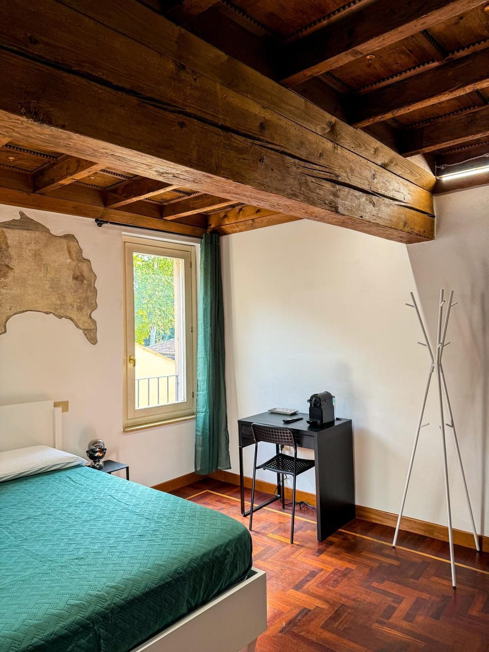 Bed, TV and multimedia, Photo of the whole room, Bedroom